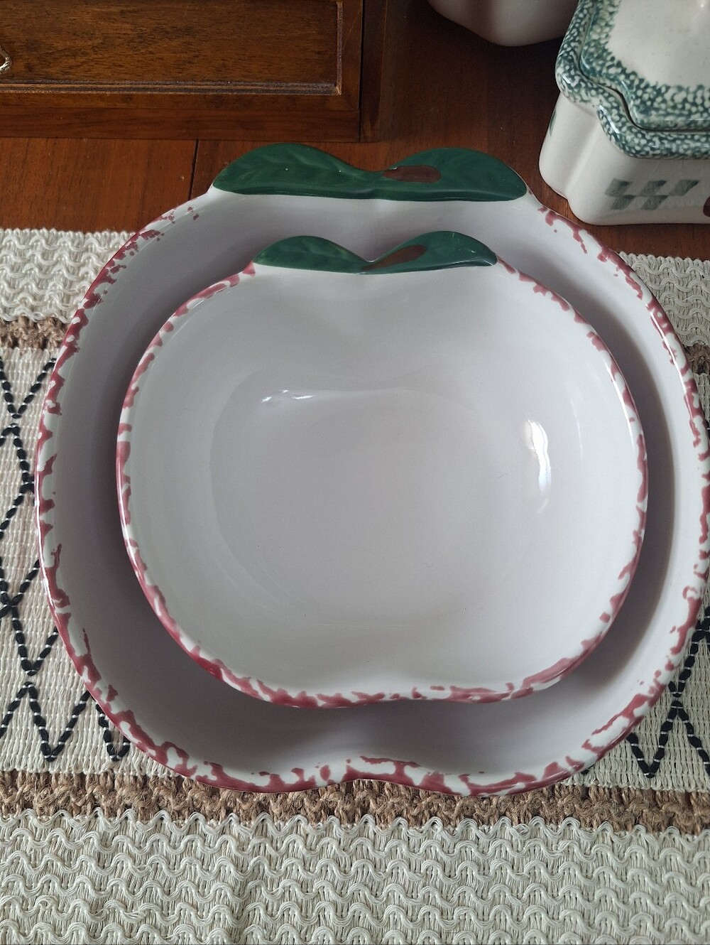 2 Apple Shaped Nesting Bowls, Spongeware 90's Cottage Americana